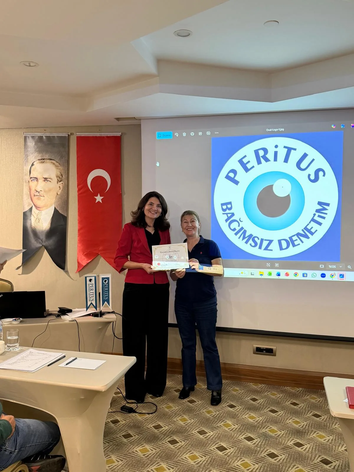 Peritus Akademi eğitiminde sertifika takdimi, ekranda Peritus logosu