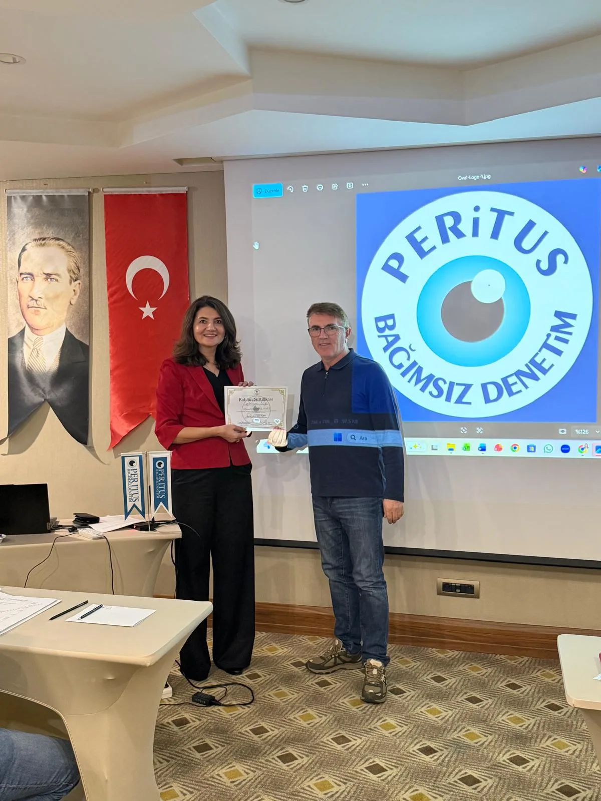Program tamamlanan katılımcıya sertifika takdimi